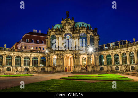 Glocke läuten und Eingang in die Porzellansammlung im Zwinger Palast bei Nacht, Dresden, Sachsen, Deutschland. Stockfoto