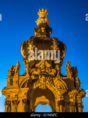 Kronentor (Kronentor) im Dresdner Zwinger-Palast in der Morgenröte, Dresden, Sachsen, Deutschland Stockfoto