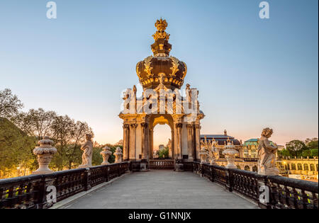 Kronentor (Kronentor) im Dresdner Zwinger-Palast in der Morgenröte, Dresden, Sachsen, Deutschland Stockfoto