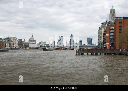 Blick über den Fluss Themse in London gegenüber der Oxo Tower, St Pauls Cathedral und das Bankenviertel Stockfoto