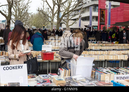 Menschen Surfen auf dem Buchmarkt Southbank Centre in London UK Stockfoto