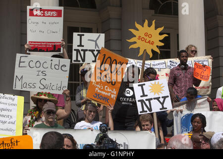 Verschiedenen Umwelt-Gruppen, einschließlich der Sierra Club zusammengeschlossen in City Hall in New York City Bürgermeister de Blasio sein Versprechen die Stadt Umstellung auf erneuerbare Energiequellen voranzutreiben erinnern. Stockfoto