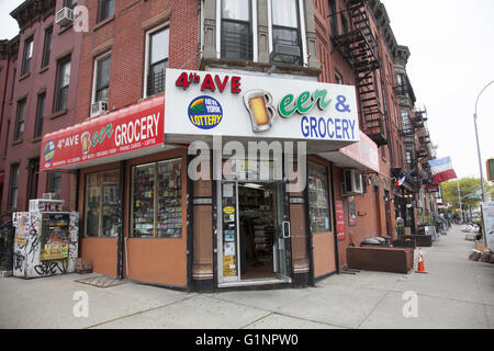 Kleine Bodega Typ Lebensmittelmarkt an der 4th Avenue im Bereich Park Slope, Brooklyn, NY. Stockfoto