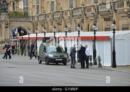 Westminster, London, UK. 17. Mai 2016. Zustand-Öffnung des Parlaments. Sicherheitsvorbereitungen und Straßensperrungen rund um The Mall Stockfoto