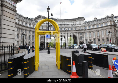 Westminster, London, UK. 17. Mai 2016. Zustand-Öffnung des Parlaments. Sicherheitsvorbereitungen und Straßensperrungen rund um The Mall Stockfoto