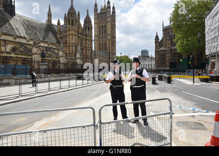 Westminster, London, UK. 17. Mai 2016. Zustand-Öffnung des Parlaments. Sicherheitsvorbereitungen und Straßensperrungen rund um The Mall Stockfoto