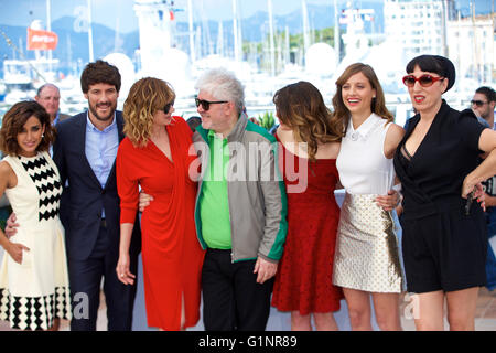 Cannes, Frankreich. 17. Mai 2016. Regisseur Pedro Almodovar(C) und Darstellern Inma Cuesta, Daniel Grao, Emma Suarez, Adriana Ugarte, Michelle Jenner und Rossy de Palma (L-R) stellen bei einem Fototermin für den Film "Julieta" im Wettbewerb bei der 69. Filmfestspielen in Cannes, Frankreich, 17. Mai 2016. Bildnachweis: Jin Yu/Xinhua/Alamy Live-Nachrichten Stockfoto