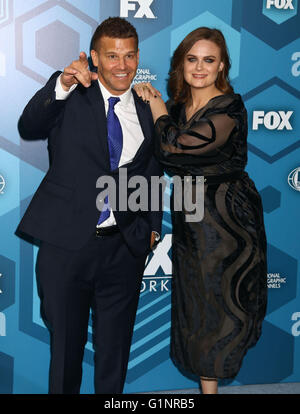 New York, USA. 16. Mai 2016. Schauspieler DAVID BOREANAZ und EMILY DESCHANEL 2016 Fox Upfront Präsentation am Wollman Rink im Central Park zu besuchen. Bildnachweis: Nancy Kaszerman/ZUMA Draht/Alamy Live-Nachrichten Stockfoto