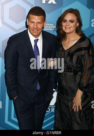 New York, USA. 16. Mai 2016. Schauspieler DAVID BOREANAZ und EMILY DESCHANEL 2016 Fox Upfront Präsentation am Wollman Rink im Central Park zu besuchen. Bildnachweis: Nancy Kaszerman/ZUMA Draht/Alamy Live-Nachrichten Stockfoto