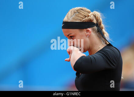 Nürnberg, Deutschland. 17. Mai 2016. Deutschlands Sabine Lisicki reagiert während ihr erstes Vorrundenspiel gegen Spaniens Arruabarrena auf der WTA-Tennis-Turnier in Nürnberg, 17. Mai 2016. Foto: DANIEL KARMANN/Dpa/Alamy Live News Stockfoto