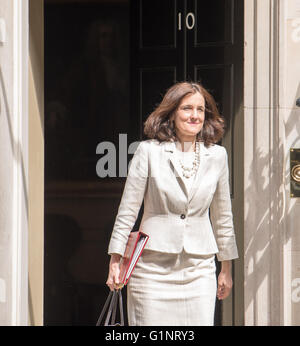 London, UK, 17. Mai 2016 Theresa Villiers, Nordirland Sekretärin, y, Blätter 10 Downing Street Credit: Ian Davidson/Alamy Live News Stockfoto