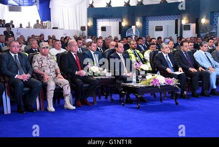 Asyut, Kairo, Ägypten. 17. Mai 2016. Der ägyptische Präsident Abdel Fattah al-Sisi besucht die feierliche Eröffnung des Kraftwerks in Assiut, Ägypten, am 17. Mai 2016 Credit: ägyptische Präsident Büro/APA Bilder/ZUMA Draht/Alamy Live News Stockfoto