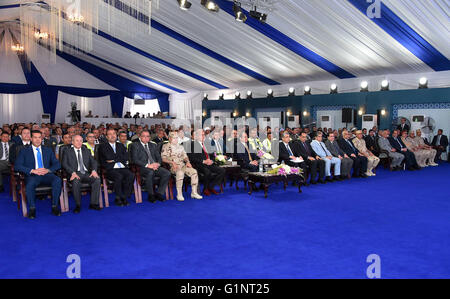 Asyut, Kairo, Ägypten. 17. Mai 2016. Der ägyptische Präsident Abdel Fattah al-Sisi besucht die feierliche Eröffnung des Kraftwerks in Assiut, Ägypten, am 17. Mai 2016 Credit: ägyptische Präsident Büro/APA Bilder/ZUMA Draht/Alamy Live News Stockfoto