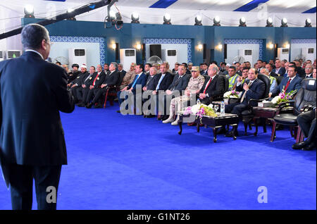 Asyut, Kairo, Ägypten. 17. Mai 2016. Der ägyptische Präsident Abdel Fattah al-Sisi besucht die feierliche Eröffnung des Kraftwerks in Assiut, Ägypten, am 17. Mai 2016 Credit: ägyptische Präsident Büro/APA Bilder/ZUMA Draht/Alamy Live News Stockfoto