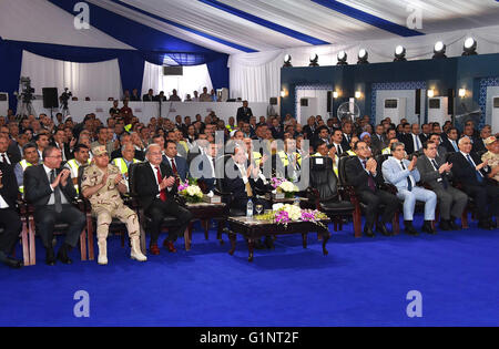 Asyut, Kairo, Ägypten. 17. Mai 2016. Der ägyptische Präsident Abdel Fattah al-Sisi besucht die feierliche Eröffnung des Kraftwerks in Assiut, Ägypten, am 17. Mai 2016 Credit: ägyptische Präsident Büro/APA Bilder/ZUMA Draht/Alamy Live News Stockfoto