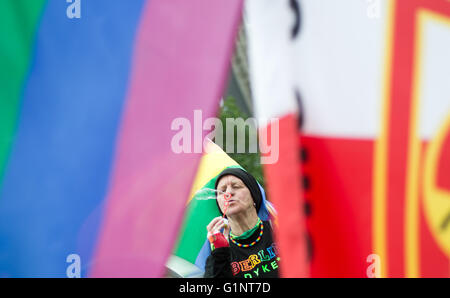 Berlin, Deutschland. 17. Mai 2016. Annet Seifenblasen während einer Demonstration anlässlich des internationalen Tages gegen Homophobie und Transphobie unter dem Motto "Vielfalt ist Grenzenlos" (lit.) "Vielfalt kennt keine Grenzen") in Berlin, Deutschland, 17. Mai 2016. Foto: Jörg CARSTENSEN/Dpa/Alamy Live News Stockfoto