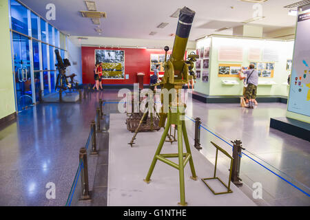 (160517)--HO-CHI-Minh-Stadt, 17. Mai 2016 (Xinhua)--Touristen besuchen das War Remnants Museum in Ho-Chi-Minh-Stadt, Vietnam, 16. Mai 2016. Das War Remnants Museum befindet sich im Bezirk 3 von Ho-Chi-Minh-Stadt. Im Jahr 1975 eröffnete Museum ist spezialisiert auf forschen, sammeln, bewahren und Ausstellen der Überrest Beweise für Vietnam Kriegsverbrechen und ihre Folgen, die nennt man nein sagen zu kriegen und sagen ja zum Frieden. Mit der jährlichen Aufnahmekapazität von mehr als 500.000 Besuche ist das Museum eines der bekannten kulturellen und touristischen Stätten für vietnamesische und ausländischen t geworden Stockfoto