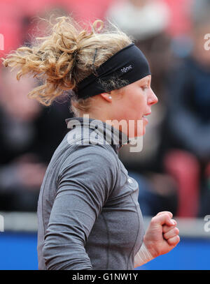 Nürnberg, Deutschland. 17. Mai 2016. Deutschlands Laura Siegemund in Aktion während ihr erstes Vorrundenspiel gegen Russlands Melnikowa auf der WTA-Tennis-Turnier in Nürnberg, 17. Mai 2016. Foto: DANIEL KARMANN/Dpa/Alamy Live News Stockfoto