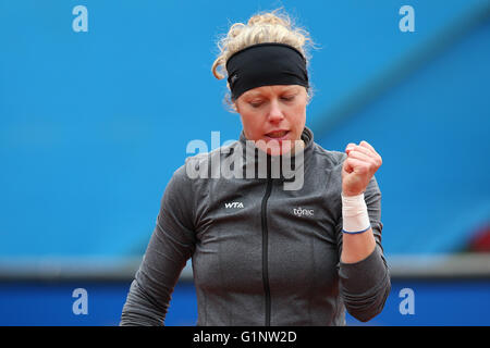 Nürnberg, Deutschland. 17. Mai 2016. Deutschlands Laura Siegemund in Aktion während ihr erstes Vorrundenspiel gegen Russlands Melnikowa auf der WTA-Tennis-Turnier in Nürnberg, 17. Mai 2016. Foto: DANIEL KARMANN/Dpa/Alamy Live News Stockfoto