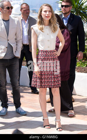 Cannes, Frankreich. 17. Mai 2016. Französische Regisseur Olivier Assayas und österreichische Schauspielerin Nora Von Waldstaetten stellt während der Fototermin für "Personal Shopper" bei der 69. jährliche Cannes Filmfestival in Cannes, Frankreich, 17. Mai 2016. Der Film ist im offiziellen Wettbewerb des Festivals präsentiert, die von 11 bis 22 Mai läuft. Foto: Hubert Boesl/Dpa/Alamy Live News Stockfoto