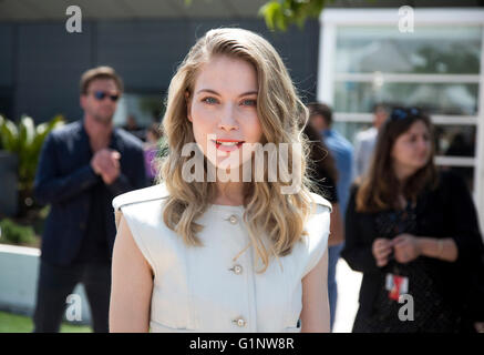 Cannes, Frankreich. 17. Mai 2016. Österreichische Schauspielerin Nora Von Waldstaetten stellt während der Fototermin für "Personal Shopper" bei der 69. jährliche Cannes Filmfestival in Cannes, Frankreich, 17. Mai 2016. Der Film ist im offiziellen Wettbewerb des Festivals präsentiert, die von 11 bis 22 Mai läuft. Foto: Hubert Boesl/Dpa/Alamy Live News Stockfoto
