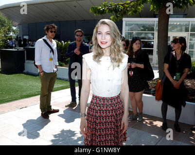 Cannes, Frankreich. 17. Mai 2016. Österreichische Schauspielerin Nora Von Waldstaetten stellt während der Fototermin für "Personal Shopper" bei der 69. jährliche Cannes Filmfestival in Cannes, Frankreich, 17. Mai 2016. Der Film ist im offiziellen Wettbewerb des Festivals präsentiert, die von 11 bis 22 Mai läuft. Foto: Hubert Boesl/Dpa/Alamy Live News Stockfoto