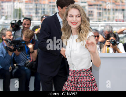 Cannes, Frankreich. 17. Mai 2016. Österreichische Schauspielerin Nora Von Waldstaetten stellt während der Fototermin für "Personal Shopper" bei der 69. jährliche Cannes Filmfestival in Cannes, Frankreich, 17. Mai 2016. Der Film ist im offiziellen Wettbewerb des Festivals präsentiert, die von 11 bis 22 Mai läuft. Foto: Hubert Boesl/Dpa/Alamy Live News Stockfoto