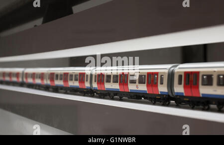 London Transport Museum, Covent Garden, London UK. 17. Mai 2016. Designology: Gestaltung London. Die Entwicklung der tolles Design in unserer alltäglichen Fahrten im letzten Jahrhundert gestoßen wird vom viktorianischen auf modernistische erforscht. Rollendes Material Design. Bildnachweis: Malcolm Park Leitartikel/Alamy Live-Nachrichten. Stockfoto