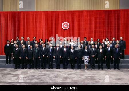 (160517) - HONG KONG, 17. Mai 2016 (Xinhua)--Zhang Dejiang (C, vorne), Vorsitzender des ständigen Ausschusses China des nationalen Volkskongresses, posiert für ein Gruppenfoto, wenn er den Sitz der Regierung von Hong Kong spezielle Administrative Region (SAR) in Hongkong, Südchina, 17. Mai 2016 besucht. Zhang wurde durch die SAR-Hauptgeschäftsführer und Regierungsbeamte auf ihre Arbeit unterrichtet. (Xinhua/Liu Weibing) (Mcg) Stockfoto
