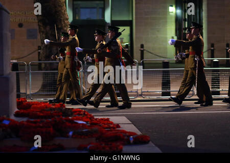 London, UK. 17. Mai 2016. Soldaten marschieren in ihre Position direkt hinter dem Ehrenmal in Whitehall bei der Parlamentseröffnung Probe die begann kurz nach 02:00. Bildnachweis: Paul Marriott/Alamy Live-Nachrichten Stockfoto