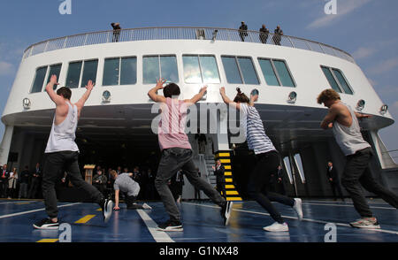 Rostock, Deutschland. 3. Mai 2016. Breakdance-Gruppe "Typhon Crew" aus Rostock tanzen an Bord bei der Taufe des neuen Scandlines Fähre "Berlin" am Hafen von Rostock, Deutschland, 3. Mai 2016. Foto: BERND WUESTNECK/Dpa/Alamy Live News Stockfoto