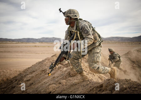 Fort Irwin, Kalifornien, USA. 6. August 2015. Soldaten gehen nach Mock-Feind Kräfte, wie sie den Flugplatz während der Operation Dragon Speer schützen, ein gemeinsamen gewaltsame Eintrag Übung demonstrierende Heer und Luftwaffe Fähigkeiten, Donnerstag, 6. August 2015 bei der US Army National Training Center in Fort Irwin, Ca. Beamte sagte das Trainingsszenario beruhte nicht auf jeder ein potentieller Feind, aber sie Ähnlichkeiten zu den laufenden russische Militärintervention in der Ostukraine anerkannt. "In meinem Kopf ist dies auch über Abschreckung, '' sagte damals Stabschef der Armee Raymond T. Odierno. '' Wir sind makin Stockfoto