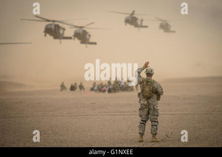 Fort Irwin, Kalifornien, USA. 6. August 2015. Blackhawk Hubschrauber kick Staub, wie sie landen auf dem Flugplatz während der Operation Dragon Spear, ein gemeinsamen gewaltsame Eintrag Übung demonstrierende Heer und Luftwaffe Fähigkeiten, Donnerstag, 6. August 2015 bei der US Army National Training Center in Fort Irwin, Ca. Beamte sagte das Trainingsszenario beruhte nicht auf jeder ein potentieller Feind, aber sie Ähnlichkeiten zu den laufenden russische Militärintervention in der Ostukraine anerkannt. "In meinem Kopf ist dies auch über Abschreckung, '' sagte damals Stabschef der Armee Raymond T. Odierno. '' Wir machen Stockfoto