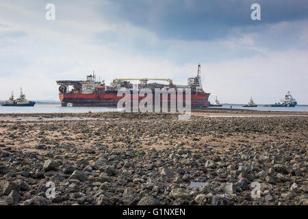 Teesport Redcar Cleveland UK 17. Mai 2016 18:00. Eine schwimmende Öl und Gas Produktion Schiff nach 18 Jahren Leben in der Nordsee in Middlesbrough im August 2015 aufgelegt wurde.  Das Schiff wurde aus Teesport heute von Ozean-Terasea Hawk auf dem Weg nach einem neuen Job in Nigeria Schlepper gezogen.  Das Abschleppen war von vier Hafen Schlepper unterstützt.  Außerhalb des Hafens war die Tees Pilot von einem Lotsenboot und die Crew auf die angehobene aus per Hubschrauber abgenommen. Bildnachweis: Peter Jordan NE/Alamy Live-Nachrichten Stockfoto