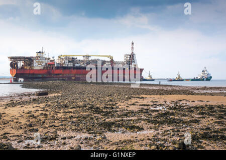 Teesport Redcar Cleveland UK 17. Mai 2016 18:00. Eine schwimmende Öl und Gas Produktion Schiff nach 18 Jahren Leben in der Nordsee in Middlesbrough im August 2015 aufgelegt wurde.  Das Schiff wurde aus Teesport heute von Ozean-Terasea Hawk auf dem Weg nach einem neuen Job in Nigeria Schlepper gezogen.  Das Abschleppen war von vier Hafen Schlepper unterstützt.  Außerhalb des Hafens war die Tees Pilot von einem Lotsenboot und die Crew auf die angehobene aus per Hubschrauber abgenommen. Bildnachweis: Peter Jordan NE/Alamy Live-Nachrichten Stockfoto