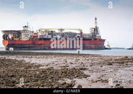 Teesport Redcar Cleveland UK 17. Mai 2016 18:00. Eine schwimmende Öl und Gas Produktion Schiff nach 18 Jahren Leben in der Nordsee in Middlesbrough im August 2015 aufgelegt wurde.  Das Schiff wurde aus Teesport heute von Ozean-Terasea Hawk auf dem Weg nach einem neuen Job in Nigeria Schlepper gezogen.  Das Abschleppen war von vier Hafen Schlepper unterstützt.  Außerhalb des Hafens war die Tees Pilot von einem Lotsenboot und die Crew auf die angehobene aus per Hubschrauber abgenommen. Bildnachweis: Peter Jordan NE/Alamy Live-Nachrichten Stockfoto