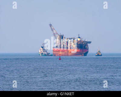 Teesport Redcar Cleveland UK 17. Mai 2016 18:00. Eine schwimmende Öl und Gas Produktion Schiff nach 18 Jahren Leben in der Nordsee in Middlesbrough im August 2015 aufgelegt wurde.  Das Schiff wurde aus Teesport heute von Ozean-Terasea Hawk auf dem Weg nach einem neuen Job in Nigeria Schlepper gezogen.  Das Abschleppen war von vier Hafen Schlepper unterstützt.  Außerhalb des Hafens war die Tees Pilot von einem Lotsenboot und die Crew auf die angehobene aus per Hubschrauber abgenommen. Bildnachweis: Peter Jordan NE/Alamy Live-Nachrichten Stockfoto