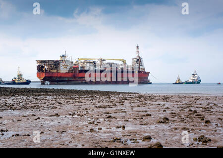 Teesport Redcar Cleveland UK 17. Mai 2016 18:00. Eine schwimmende Öl und Gas Produktion Schiff nach 18 Jahren Leben in der Nordsee in Middlesbrough im August 2015 aufgelegt wurde.  Das Schiff wurde aus Teesport heute von Ozean-Terasea Hawk auf dem Weg nach einem neuen Job in Nigeria Schlepper gezogen.  Das Abschleppen war von vier Hafen Schlepper unterstützt.  Außerhalb des Hafens war die Tees Pilot von einem Lotsenboot und die Crew auf die angehobene aus per Hubschrauber abgenommen. Bildnachweis: Peter Jordan NE/Alamy Live-Nachrichten Stockfoto