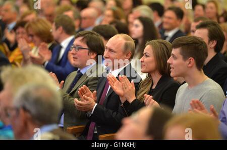 Moskau, Russland. 16. Mai 2016. Der russische Präsident Vladimir Putin begrüßt während einer Aufführung des Petersburger Mariinsky Symphony Orchestra am Moskauer Konservatorium 16. Mai 2016 in Moskau, Russland. Bildnachweis: Planetpix/Alamy Live-Nachrichten Stockfoto