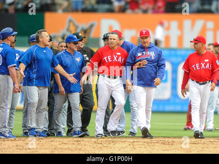 15. Mai 2016: Toronto Blue Jays Manager John Gibbons #5 und Texas Rangers Manager Jeff Geländer #28 Austausch Worte wie sie während einer Schlägerei während eines MLB-Spiels zwischen der Toronto Blue Jays und die Texas Rangers im Globe Life Park in Arlington, TX Texas clearing Bank getrennt sind besiegt Toronto 7-6 Albert Pena/CSM Stockfoto