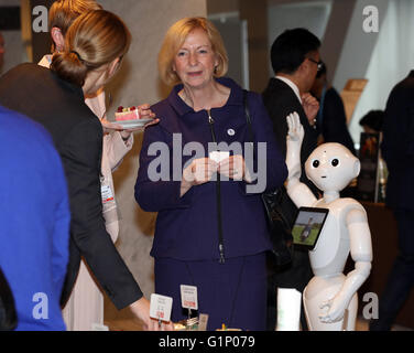 Tsukuba, Japan. 17. Mai 2016. Deutsche Bildung und Research Minister Johanna Wanka (C) und ihre Delegationsmitglieder genießen Süßigkeiten, Softbanks humanoiden Roboters Pepper (R) schaut ihr bei einer Kaffeepause auf dem G7-Wissenschaft und Technologie-Minister treffen am Dienstag, 17. Mai 2016 in Tsukuba in der Präfektur Ibaraki. © Yoshio Tsunoda/AFLO/Alamy Live-Nachrichten Stockfoto