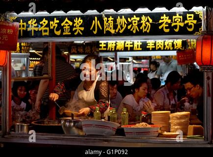 (160518)--KAIFENG, 18. Mai 2016 (Xinhua)--A Anbieter Makes ein traditionelles Essen für ihre in einen Nachtmarkt in Kaifeng, Zentral-China Henan Provinz, 17. Mai 2016 Gäste. Kaifeng hat eine lange Geschichte von seiner berühmten Nachtmarkt, wo eine Vielzahl von Spezialitäten wie fünf-Gewürz-Brot, dampfenden Pie und Knödel sind auf den Verkauf. Am Abend verwandeln Kaifeng Straßen in Restaurants während Hunderte von Anbietern ihre Stände öffnen und Verkauf von Lebensmitteln für Menschen aus den nahe gelegenen Städten, da die Atmosphäre sehr ansprechend. Kaifeng ist historisch bekannt als Daljan, Bianliang, Bianjing, Dongjing von Stockfoto