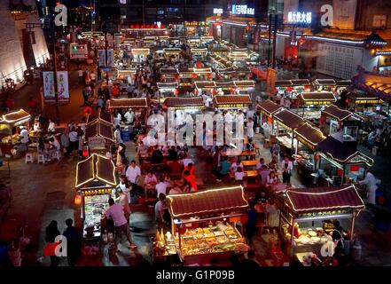 (160518)--KAIFENG, 18. Mai 2016 (Xinhua)--Foto aufgenommen am 17. Mai 2016 zeigt die Szene von einem Nachtmarkt in Kaifeng, Henan Provinz Zentral-China. Kaifeng hat eine lange Geschichte von seiner berühmten Nachtmarkt, wo eine Vielzahl von Spezialitäten wie fünf-Gewürz-Brot, dampfenden Pie und Knödel sind auf den Verkauf. Am Abend verwandeln Kaifeng Straßen in Restaurants während Hunderte von Anbietern ihre Stände öffnen und Verkauf von Lebensmitteln für Menschen aus den nahe gelegenen Städten, da die Atmosphäre sehr ansprechend. Kaifeng ist historisch bekannt als Daljan, Bianliang, Bianjing, Dongjing der nördlichen Song Dyna Stockfoto