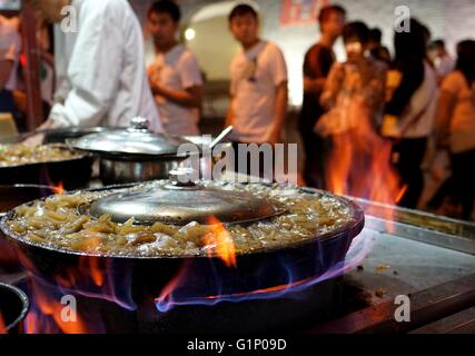 (160518)--KAIFENG, 18. Mai 2016 (Xinhua)--Leute in der Schlange vor einem Stand für ein traditionelles Essen in einem Nachtmarkt in Kaifeng, Zentral-China Henan Provinz, 17. Mai 2016 stehen. Kaifeng hat eine lange Geschichte von seiner berühmten Nachtmarkt, wo eine Vielzahl von Spezialitäten wie fünf-Gewürz-Brot, dampfenden Pie und Knödel sind auf den Verkauf. Am Abend verwandeln Kaifeng Straßen in Restaurants während Hunderte von Anbietern ihre Stände öffnen und Verkauf von Lebensmitteln für Menschen aus den nahe gelegenen Städten, da die Atmosphäre sehr ansprechend. Kaifeng ist historisch bekannt als Daljan, Bianliang, Bianjing, D Stockfoto