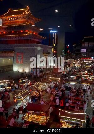 (160518)--KAIFENG, 18. Mai 2016 (Xinhua)--Foto aufgenommen am 17. Mai 2016 zeigt die Szene von einem Nachtmarkt neben einem Trommelturm in Kaifeng, Henan Provinz Zentral-China. Kaifeng hat eine lange Geschichte von seiner berühmten Nachtmarkt, wo eine Vielzahl von Spezialitäten wie fünf-Gewürz-Brot, dampfenden Pie und Knödel sind auf den Verkauf. Am Abend verwandeln Kaifeng Straßen in Restaurants während Hunderte von Anbietern ihre Stände öffnen und Verkauf von Lebensmitteln für Menschen aus den nahe gelegenen Städten, da die Atmosphäre sehr ansprechend. Kaifeng ist historisch bekannt als Daljan, Dongjing Bianliang, Bianjing Stockfoto