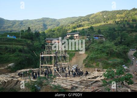 Shaoyang, Shaoyang, CHN. 12. Mai 2016. Shaoyang, China - 12. Mai 2016: (Nur zur redaktionellen Verwendung. CHINA aus) Huayao, ein Zweig der Yao Ethinic Minderheit. Huayao Menschen tragen bunte Kleidung, Leben in Holzhäusern. Sie haben besondere Bräuche beim Bau neuer Häuser, zum Beispiel sie ein Geomant Ratschläge über Ort und Beginn Datum verlangen würde. Nachdem Holzrahmen geschehen ist, würde sie töten, ein Huhn zu opfern, und Freunde und Verwandte zu Congrate kommen, und ziehen Sie den Rahmen zusammen auf der Gehäuse-Website. © SIPA Asien/ZUMA Draht/Alamy Live-Nachrichten Stockfoto