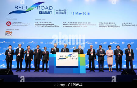 (160518) - HONG KONG, 18. Mai 2016 (Xinhua)--Zhang Dejiang (C), Vorsitzender des ständigen Ausschusses China des nationalen Volkskongresses, besucht die Eröffnungsfeier des Bandes und Road-Gipfel von der Regierung von Hong Kong spezielle Administrative Region (SAR), in Hongkong, Südchina, 18. Mai 2016 gesponsert. (Xinhua/Pang Xinglei) (Wyl) Stockfoto