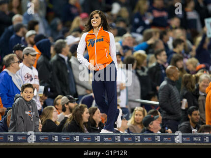 Detroit, Michigan, USA. 17. Mai 2016. Detroit Tiger Energie Squadmitglied Chelsea Estes führt während der MLB Spielaktion zwischen den Minnesota Twins und die Detroit Tigers im Comerica Park in Detroit, Michigan. Die Tiger besiegte die Zwillinge 7-2. John Mersits/CSM/Alamy Live-Nachrichten Stockfoto