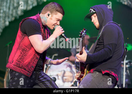 14. Mai 2016 - Somerset, Wisconsin, USA - BRENT SMITH (L) und ZACH MYERS von Shinedown Höchstleistungen live Somerset Amphitheater beim nördlichen Invasion Festival in Somerset, Wisconsin (Credit-Bild: © Daniel DeSlover über ZUMA Draht) Stockfoto