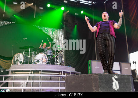 14. Mai 2016 - Somerset, Wisconsin, USA - BARRY KERCH (L) und BRENT SMITH von Shinedown Höchstleistungen live Somerset Amphitheater beim nördlichen Invasion Festival in Somerset, Wisconsin (Credit-Bild: © Daniel DeSlover über ZUMA Draht) Stockfoto